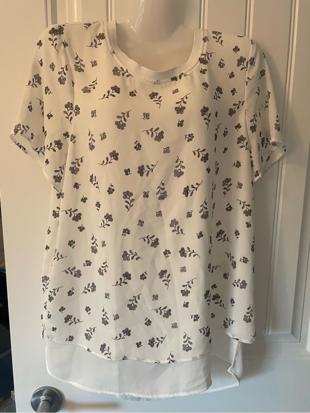 Women’s White Floral Print Short-Sleeve Blouse